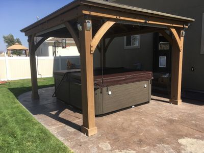 Hot tub under pergola